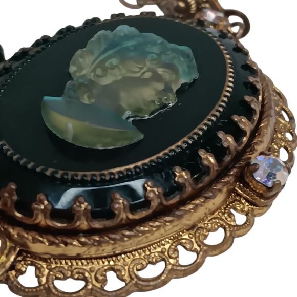 Vintage Green Glass Cameo Iridescent Necklace Goldtone Filigree & Rhinestones - Picture 13 of 16